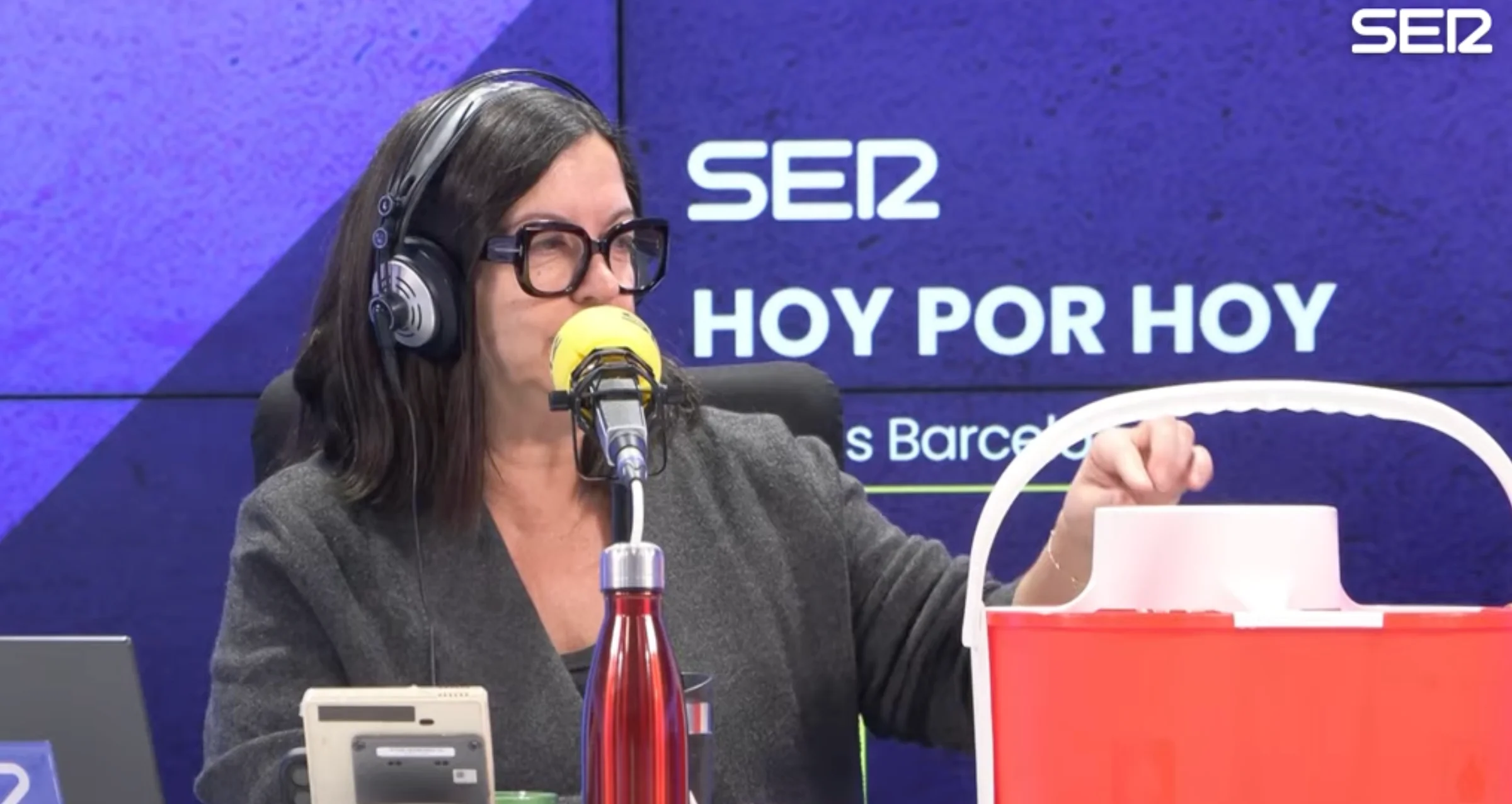 Àngels Barceló con el cubo Splitter en Cadena SER